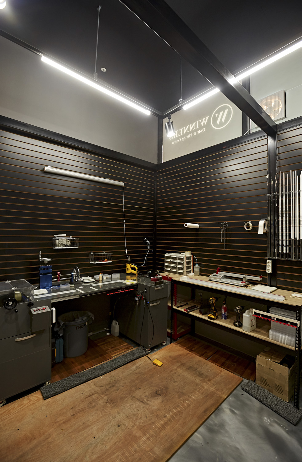 现代简约风 40 平高尔夫球具店设计-14