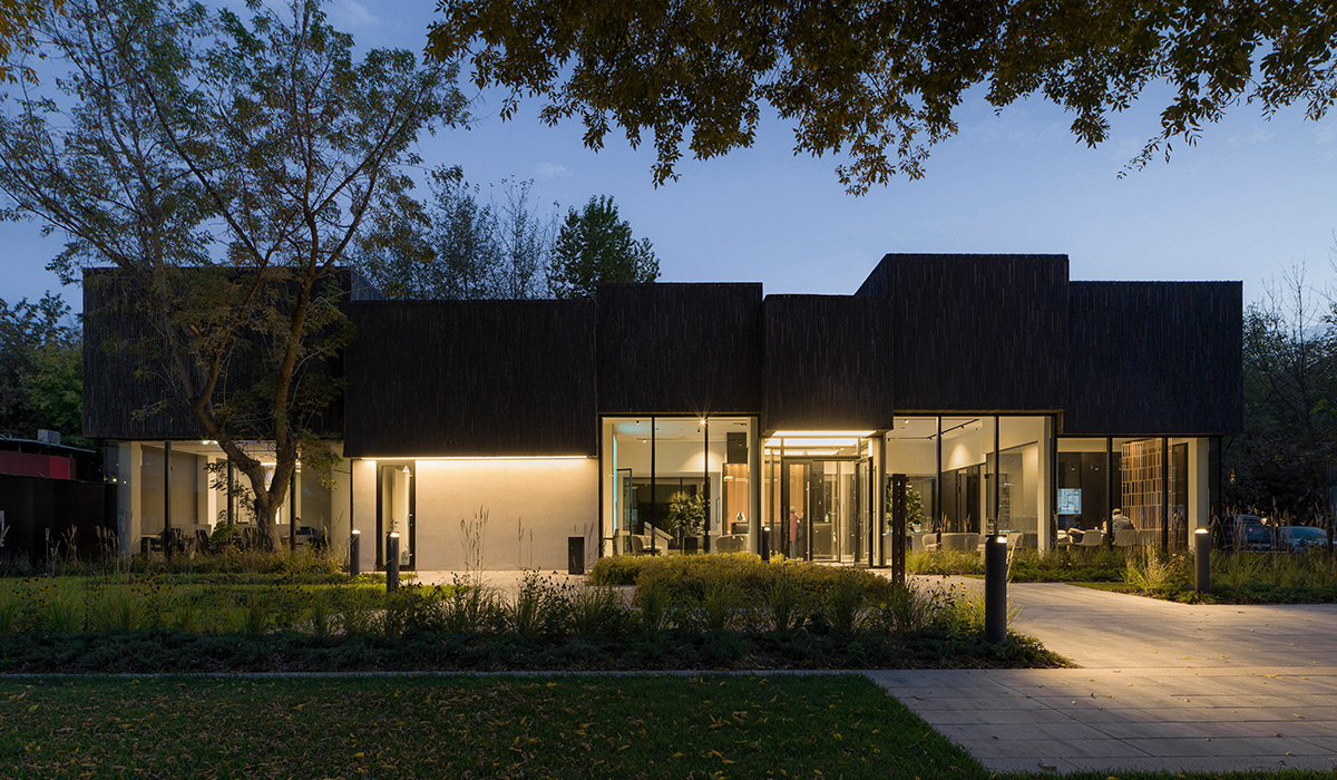 IND architects 打造 MR Group 现代奢华展厅-9