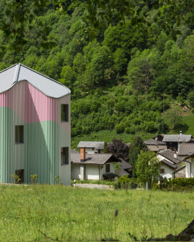 瑞士阿尔卑斯山间的“活雕塑”住宅