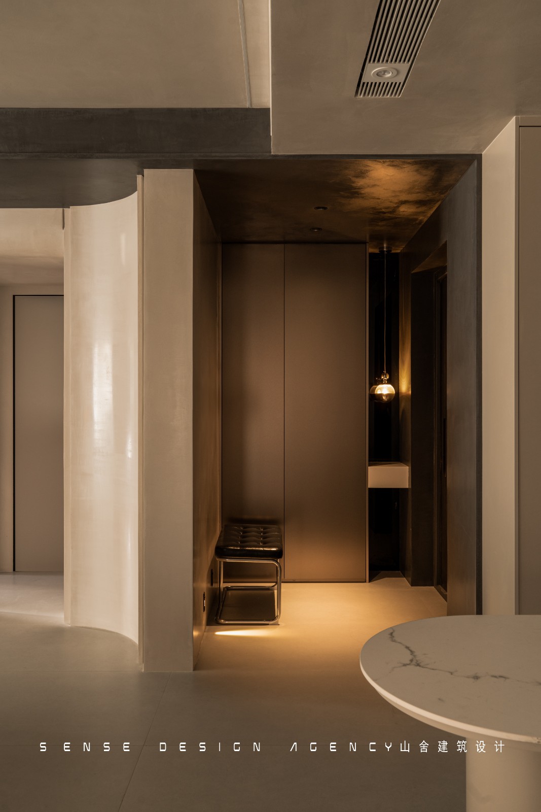 低调“微水泥”与中古家具的新玩法-0