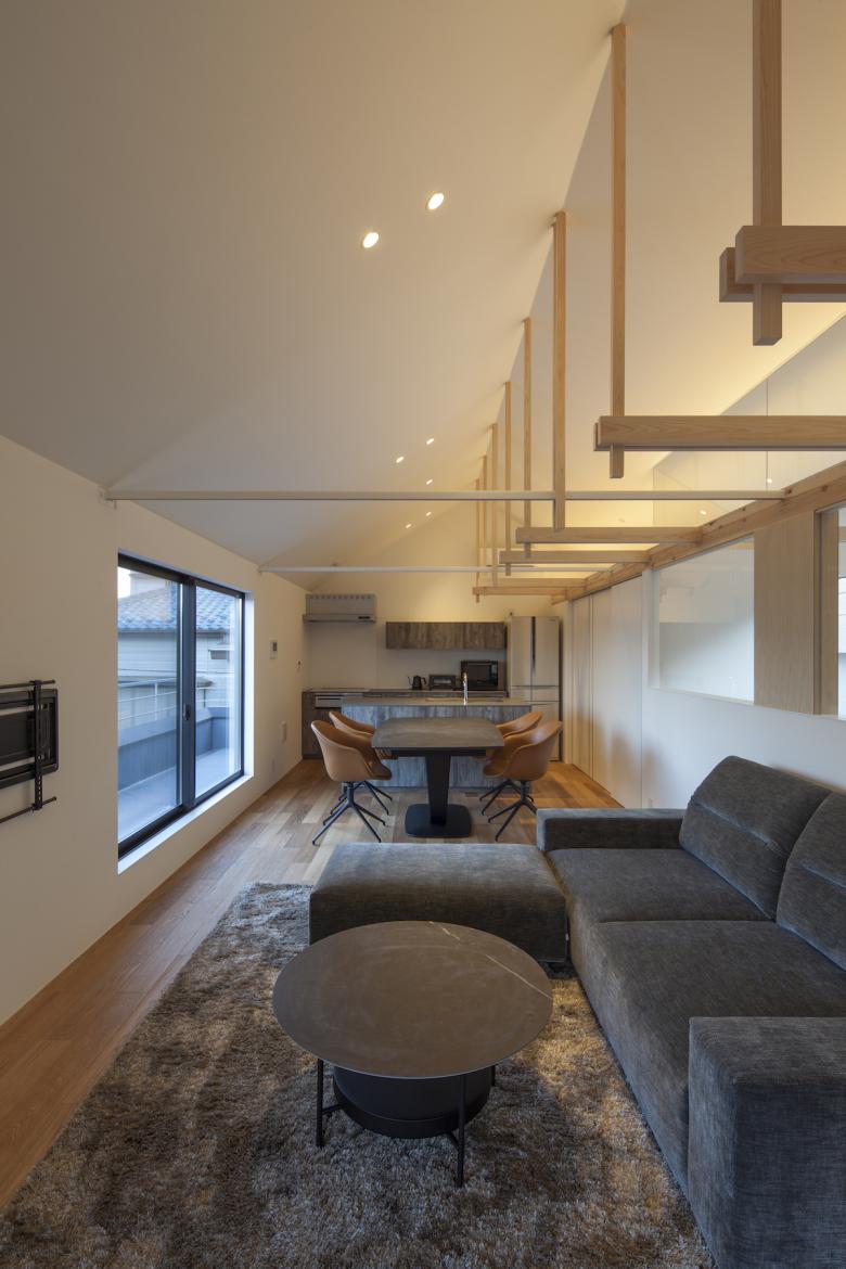 中庭を囲む切妻屋根の 2 世帯住宅丨日本神奈川丨GEN INOUE-5