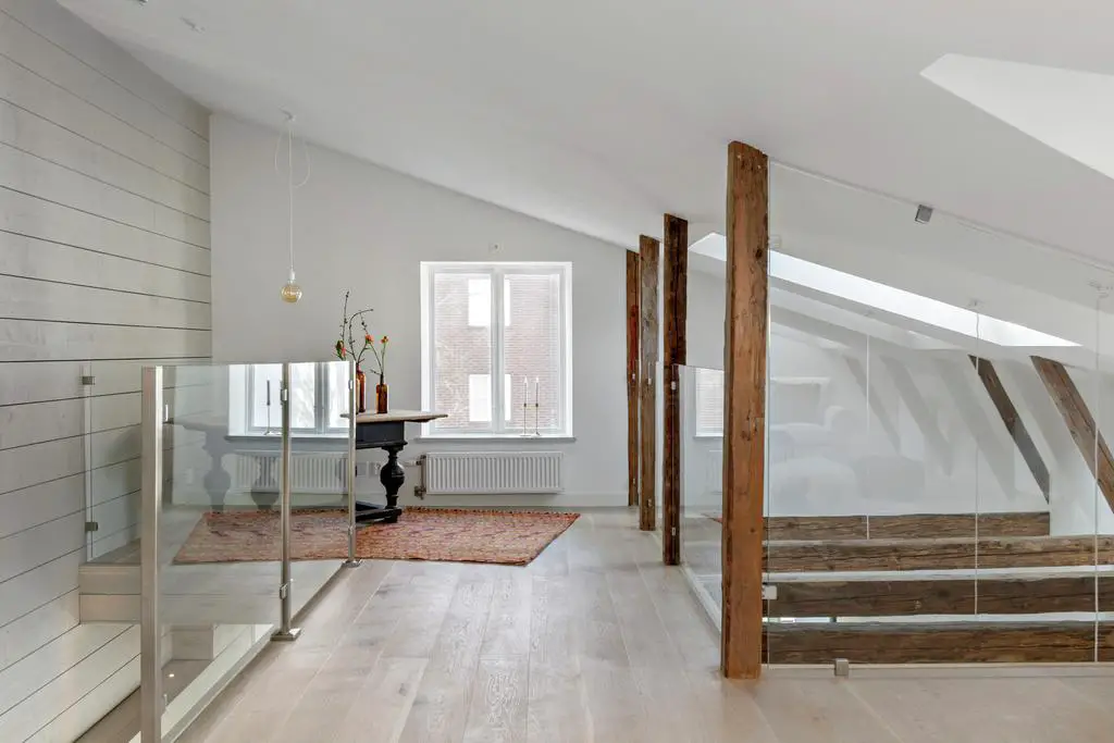 "瑞典 19 世纪古宅现代改造，工业风格窗户展现独特魅力"-11