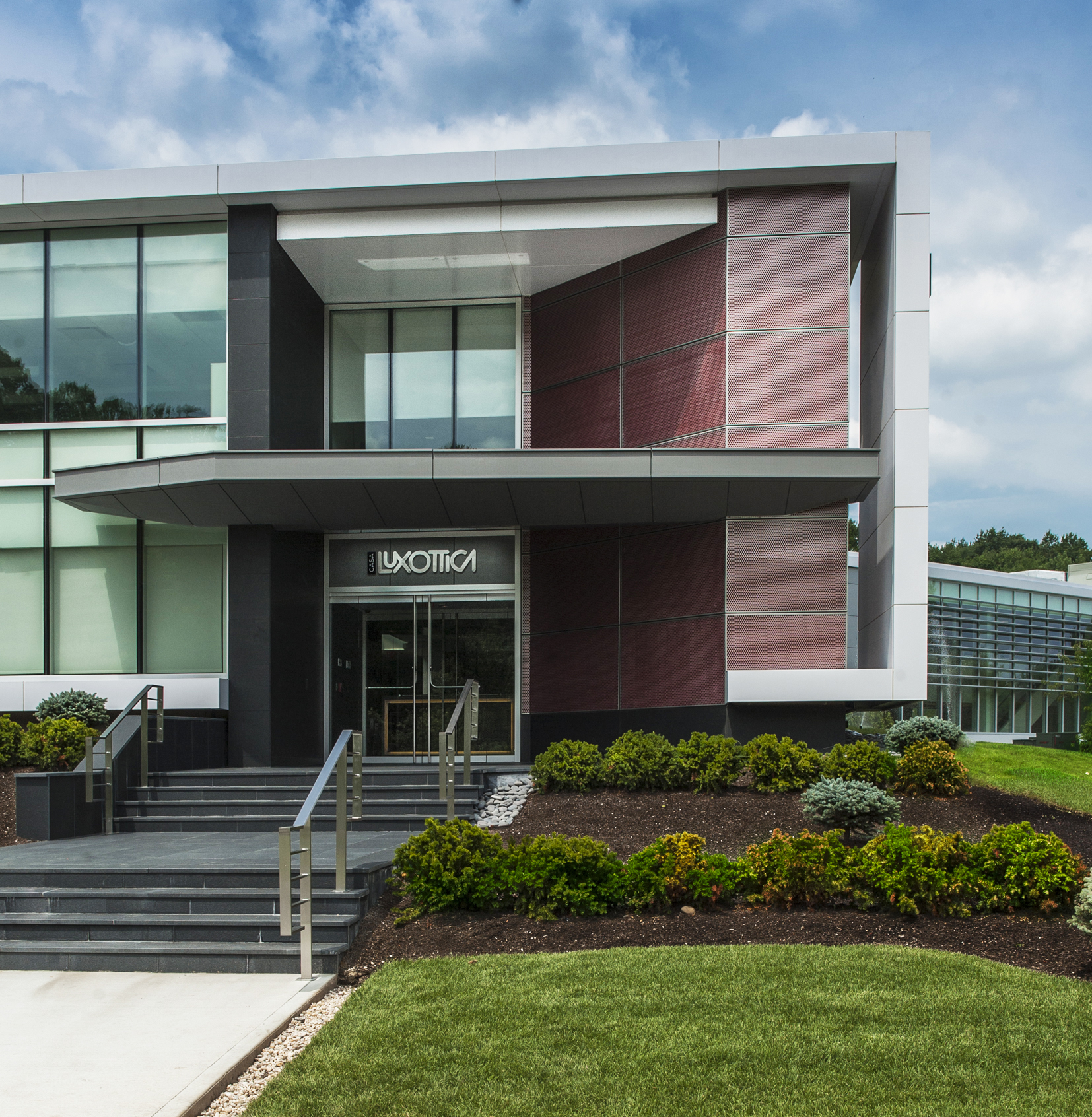 摩登 Luxottica 集团办公室 | 红白灰演绎高效工作环境-9