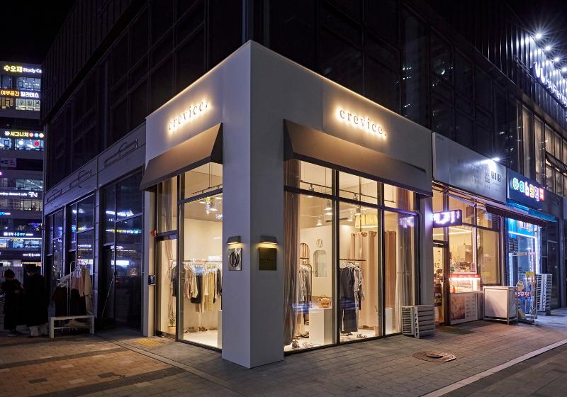 简约时尚的六平米服装店设计-2