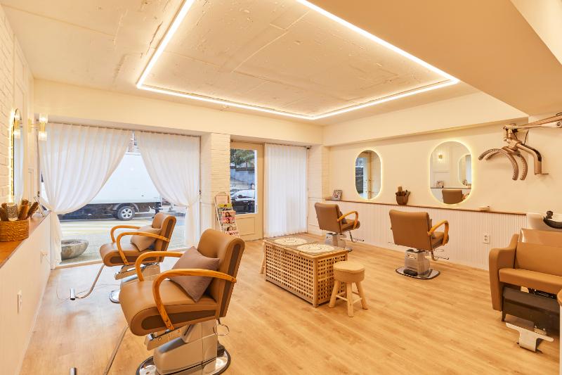 26 平米温馨美容室设计，明亮灯光照亮温馨空间-2