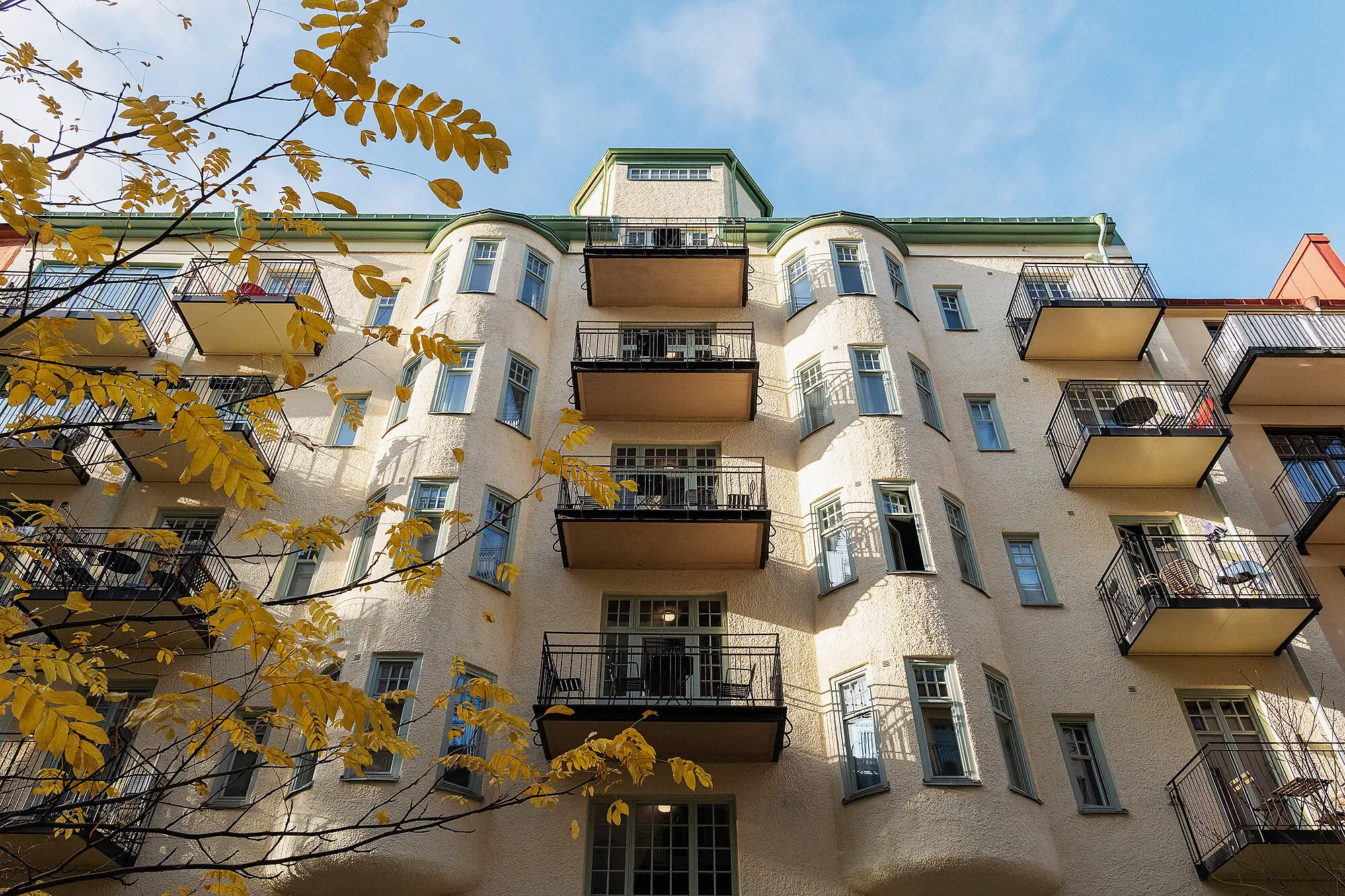 瑞典百年建筑的迷你复式公寓设计-17