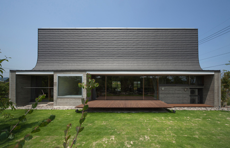 Curving roofline enhances acoustics inside house by NKS Architects-4