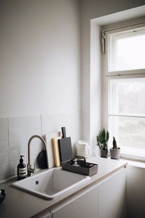 67㎡ 小公寓，墙壁上的层板、挂钩、衣架设计的太赞了-30