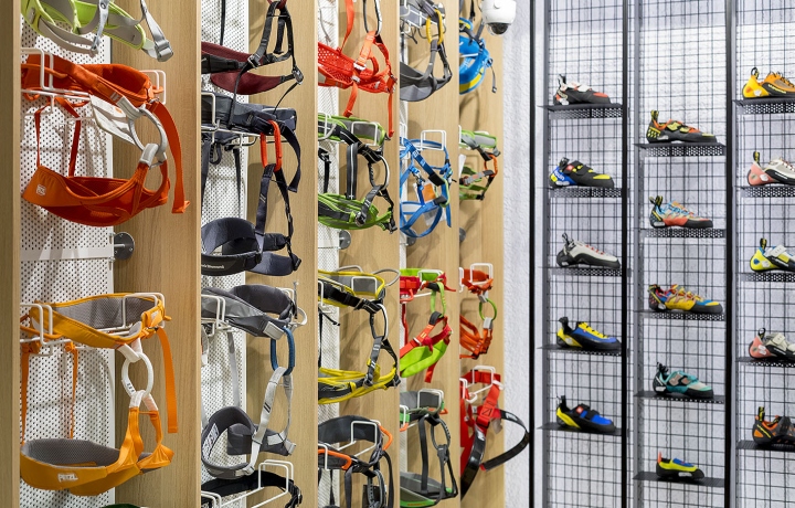 波兰 Poznan 地下攀岩装备店设计-16