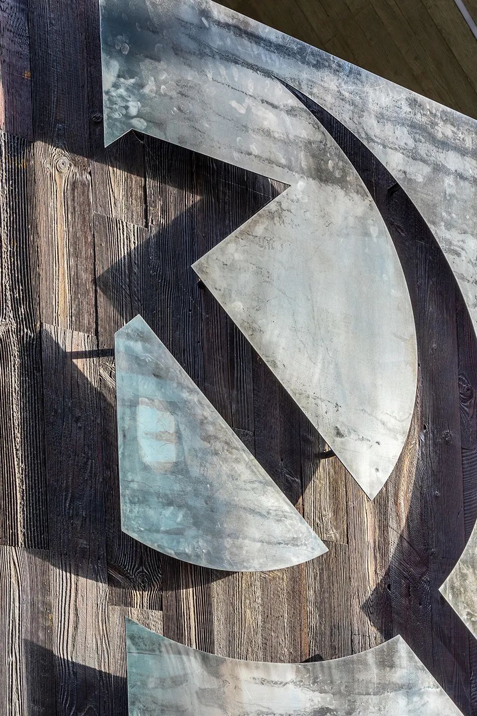 [Reship] 布满“裂痕”的混凝土雕塑-77