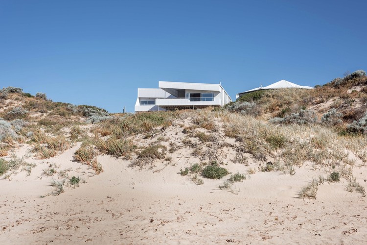 Falcon Beach House   iredale pedersen hook architects-1