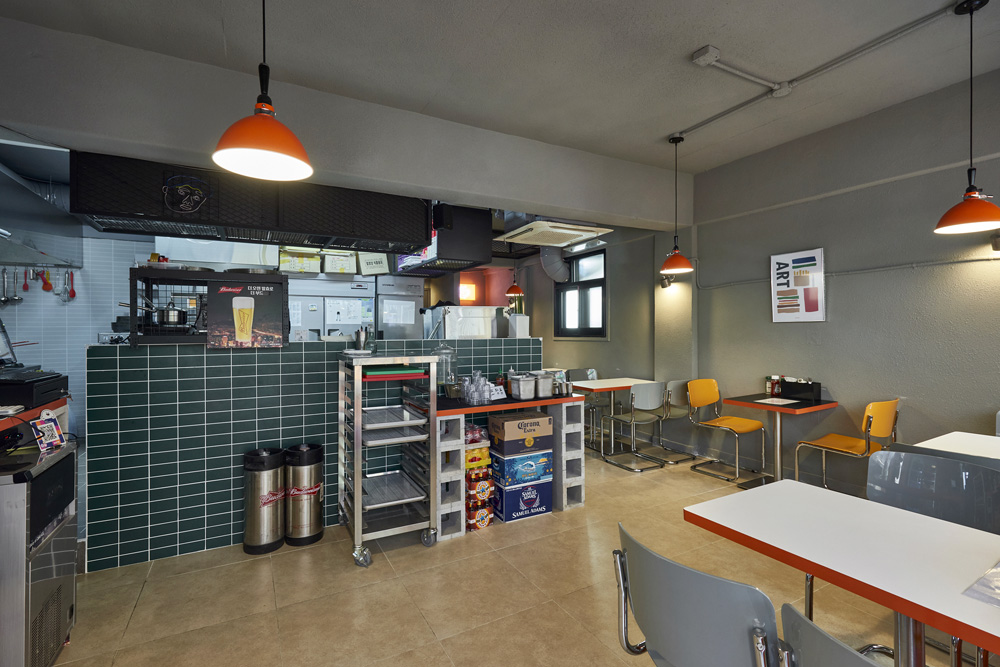 20 平米橙色亮点披萨店，打造极致室内空间-4