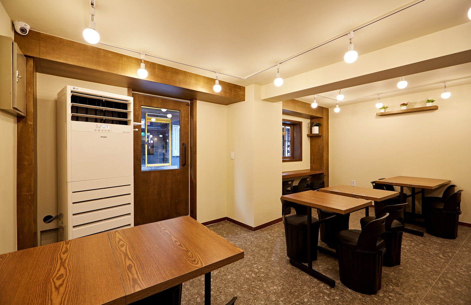 12 平米小空间的温暖木质卧室设计-9