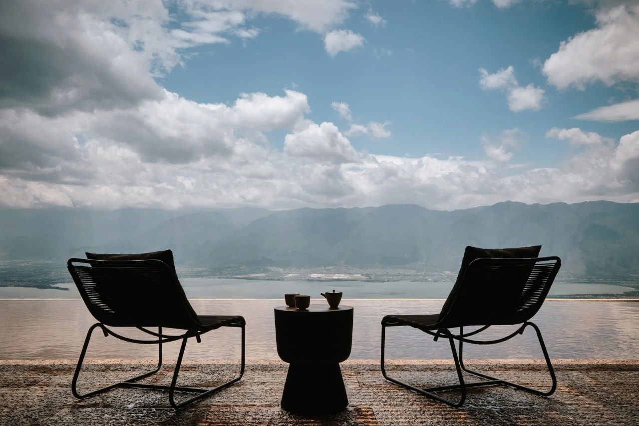 在洱海边爆红后，八旬用12年造伙山酒店，一砖一石皆用情-48