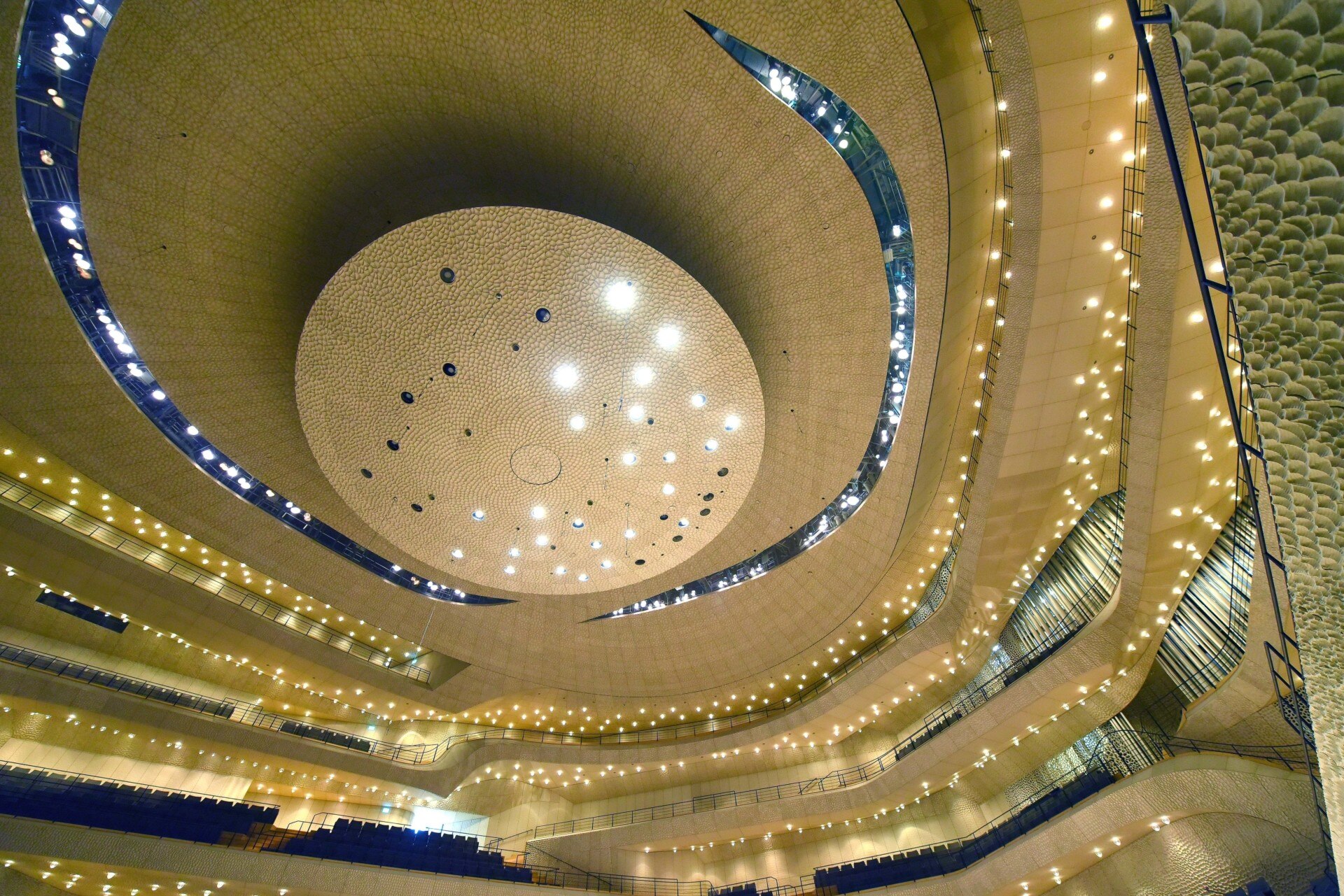 香奈儿 2018 早秋时装秀，德国汉堡 Elbphilharmonie 音乐厅的戏剧性舞台-3