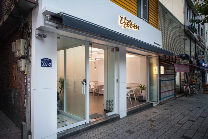 首尔甜蜜咖啡馆，18 坪现代白色空间设计-2