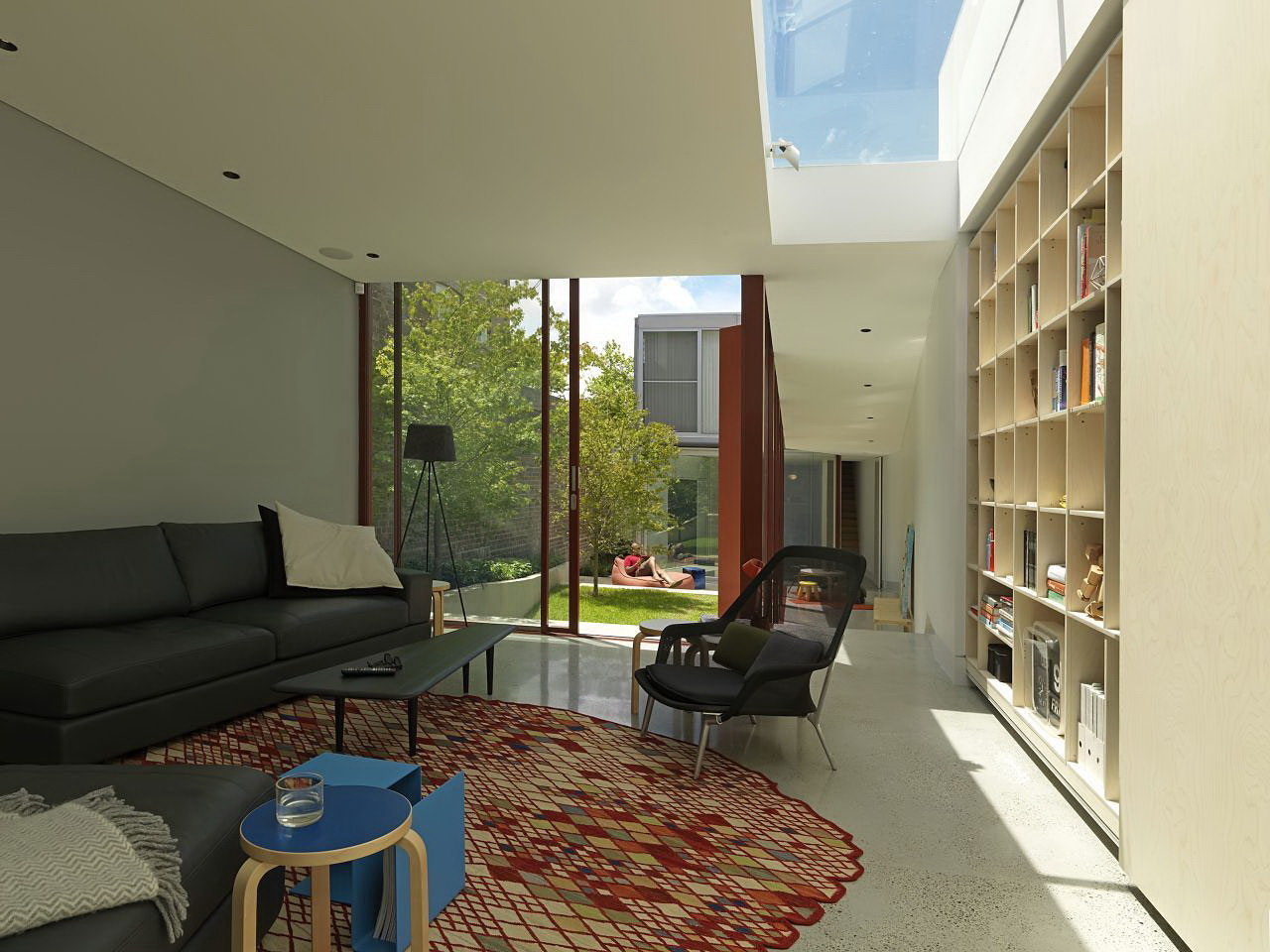 绿意环绕的 CO-AP 紧凑别墅 | 玻璃与自然的完美融合-7