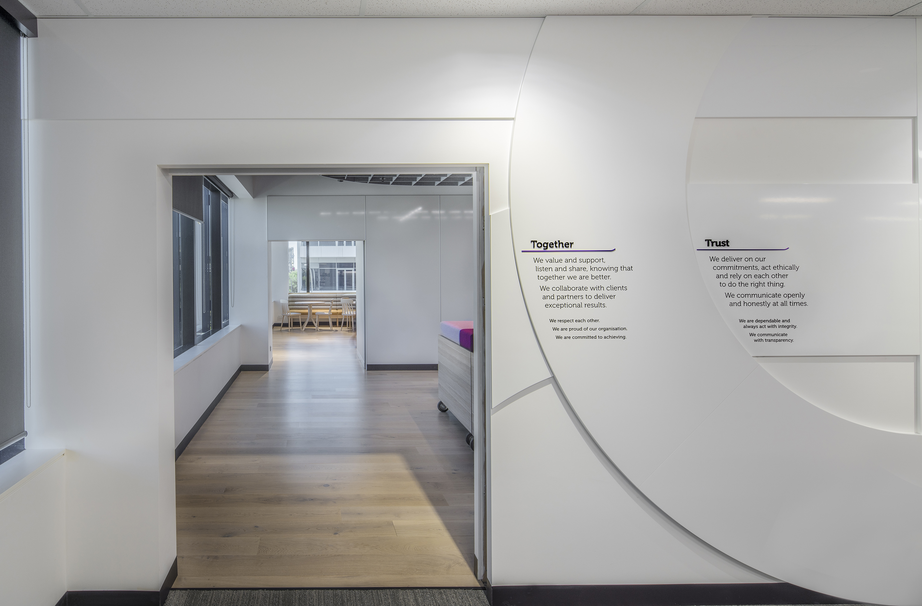 温馨居家风格,突显曲线与自然元素,打造协作办公空间-28