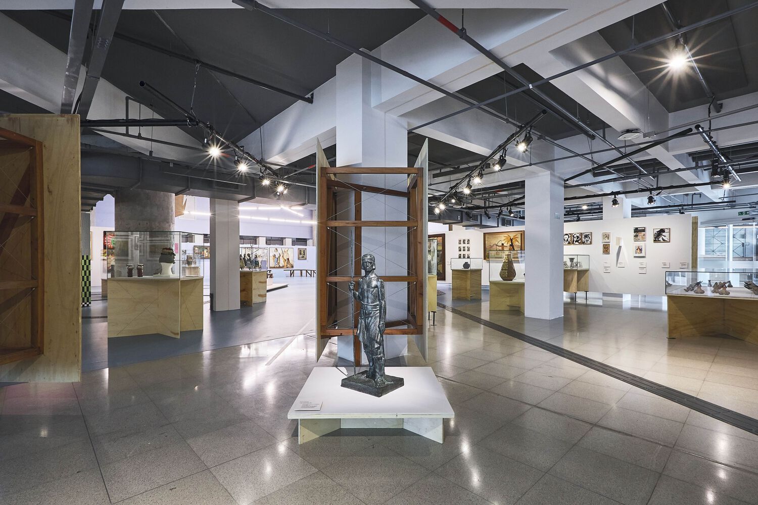 巴西圣保罗 Sesc 24 de Maio 现代艺术展览设计丨Juliana Godoy,gru.a-26