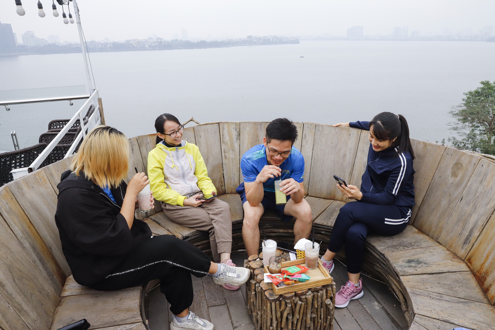 河内西湖边蜂巢咖啡馆丨越南河内-19