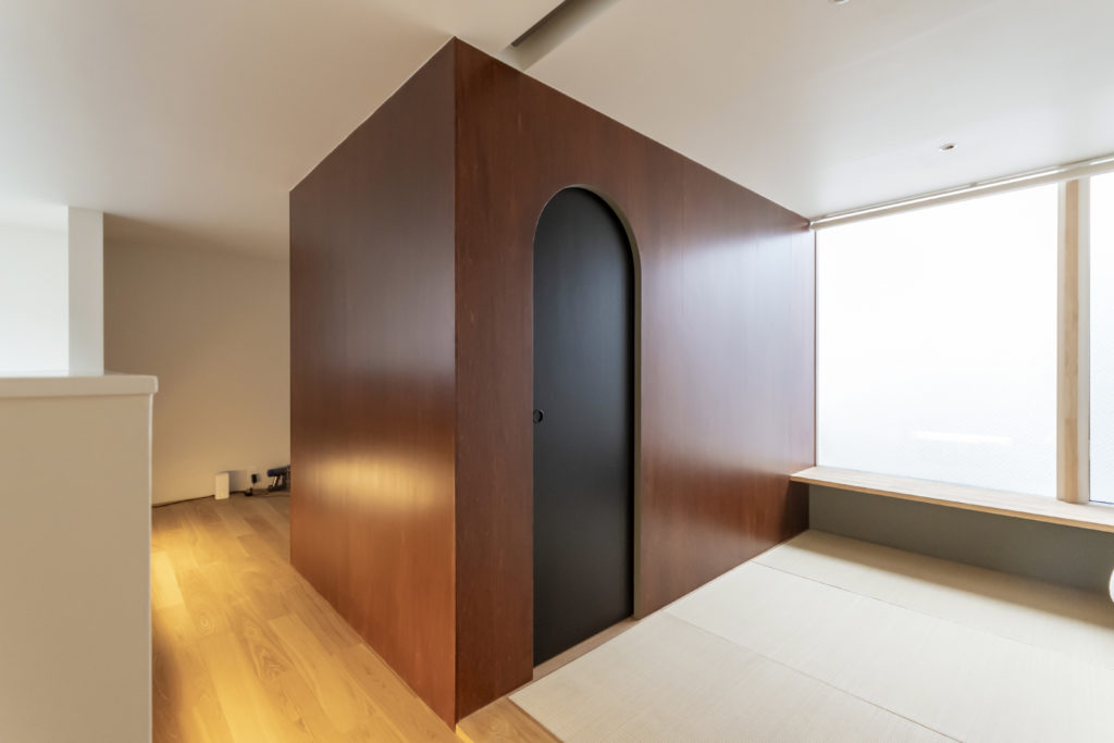 四囲を壁で包んだ家住宅の密集地ながら、静かで落ち着き感のある空間で暮らす | Architecture | 100%LiFE-16