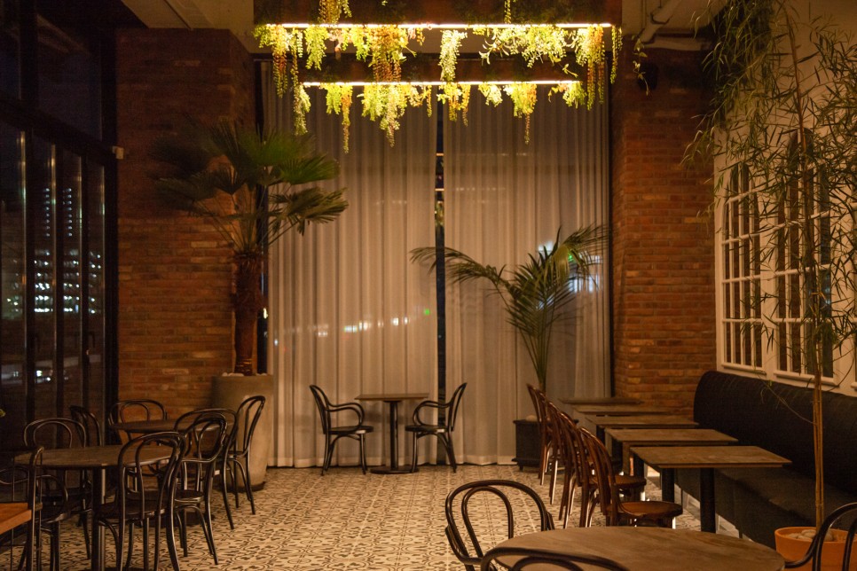 伦敦 45 平米小公寓，照明营造多元氛围-16