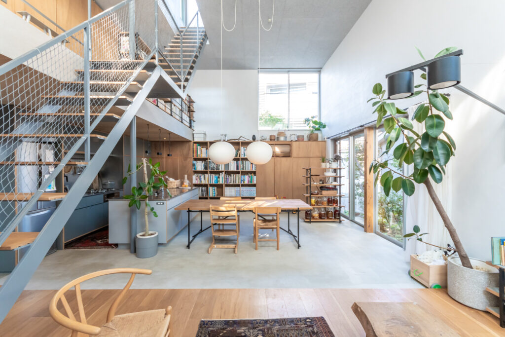 “路地庭”と“屋根庭”のある家　吹き抜けの窓を開けると心地の良い半屋外空間に | Architecture | 100%LiFE-16