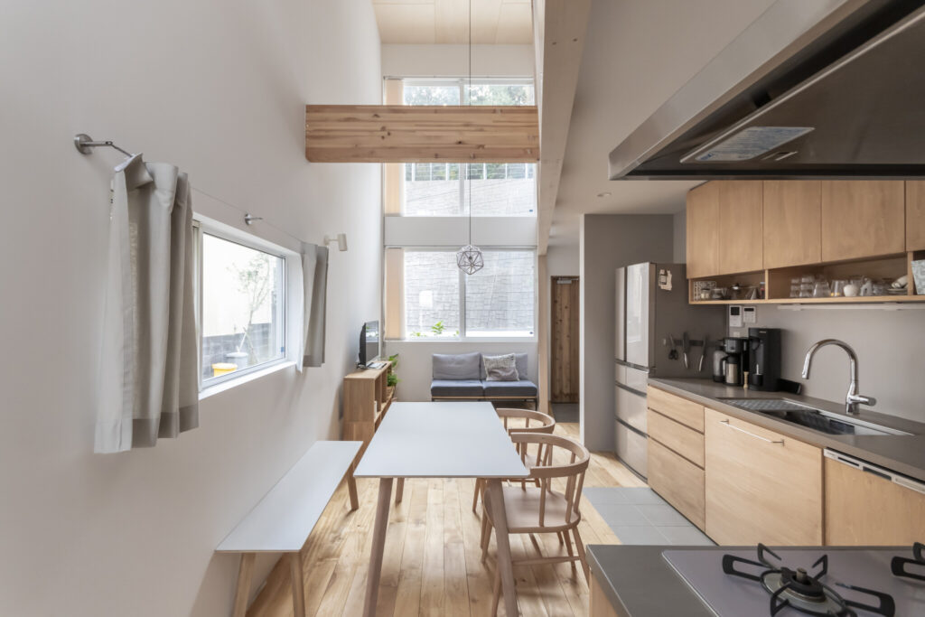 葉山に移り住み、人生が変わった――　ストーリーの詰まった“ふつうではない家” | Architecture | 100%LiFE-2