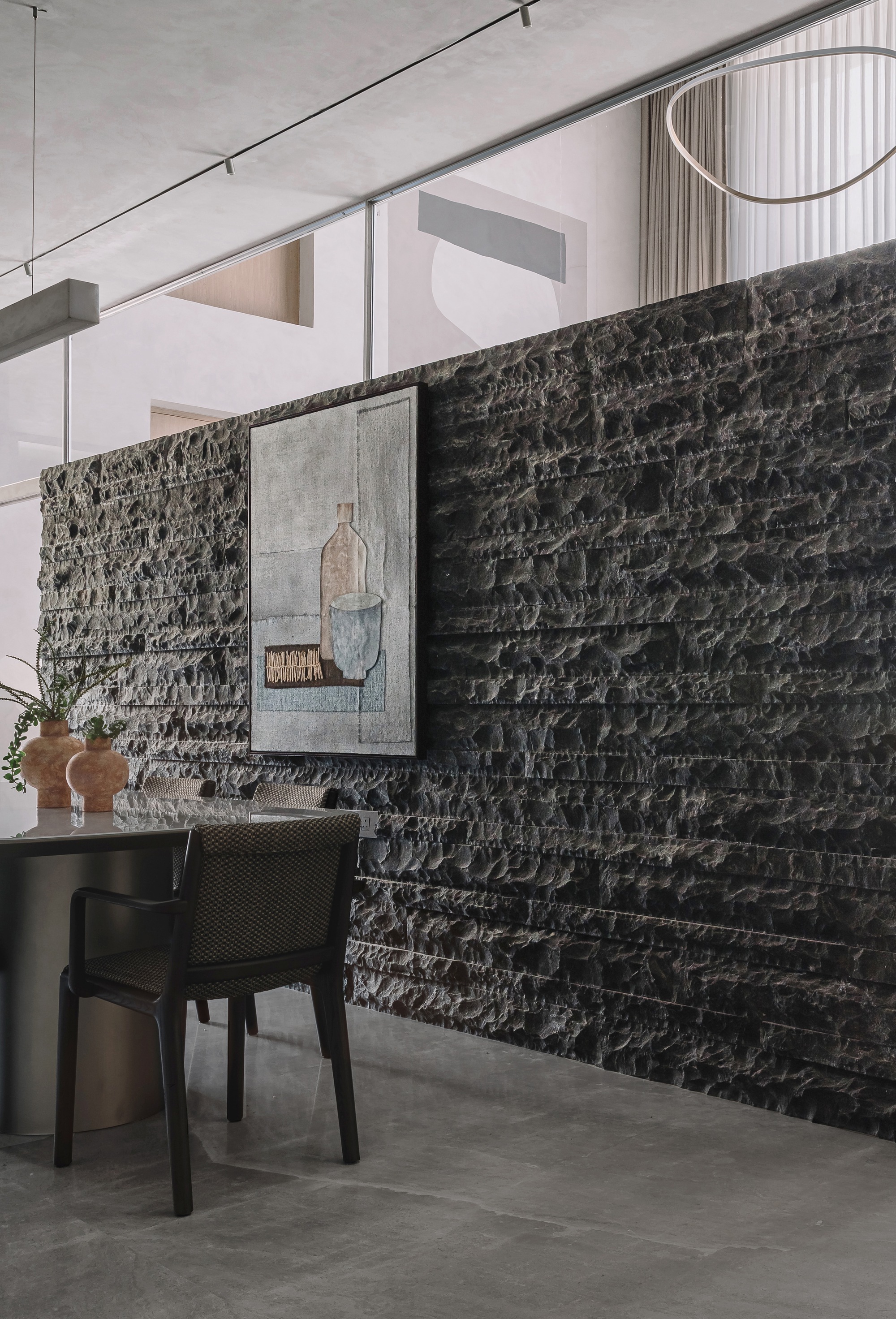 雕琢而成的静居之所住宅

注：Sculpted有经过雕琢的意思 ，Sanctuary有庇护所；安静的地方等意思，House就是住宅、房子这里整体结合起来这样翻译较能体现整体含义如果从更宽泛的建筑相关语境也许简单可译为雕琢风静居住宅  ，但具体需根据实际背景来定 丨印度丨D'WELL-31