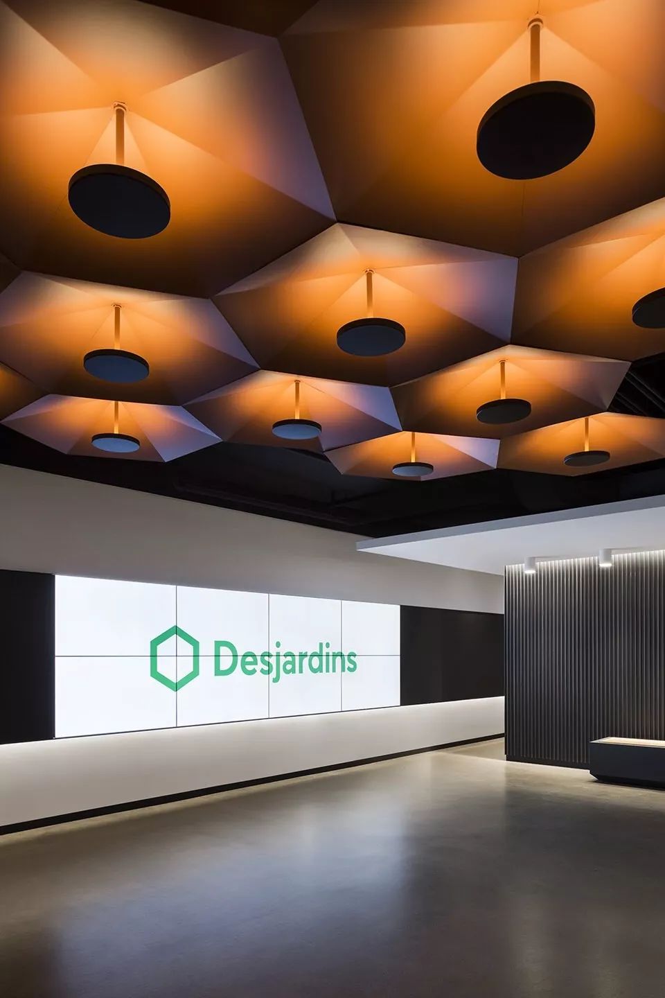 蒙特利尔塔新生，Desjardins 金融机构打造现代办公空间-35