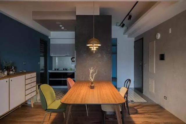 他说：90平米1室就够了，老婆的衣帽间，一定不能少-80