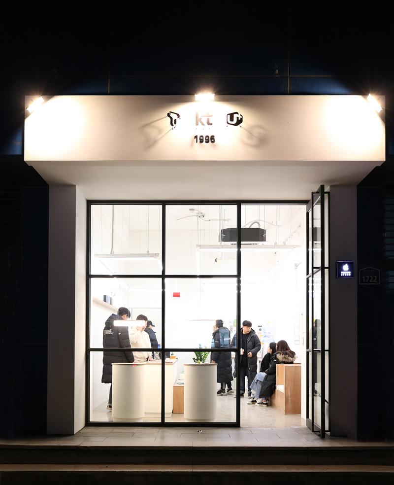 1996 年电信商店化繁为简的室内设计-2