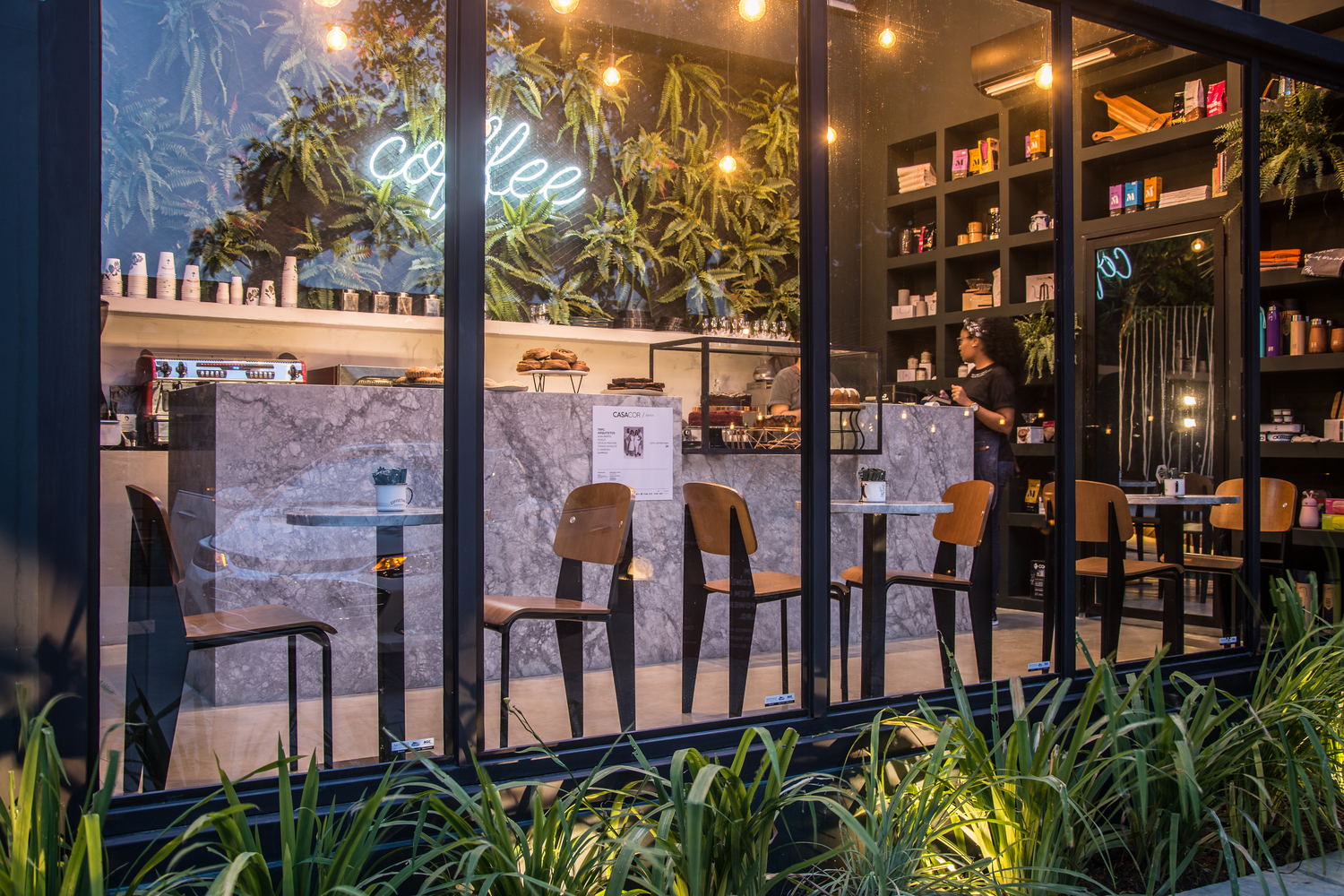 巴西 Coffeetown 咖啡馆 | 绿意盎然的家宅式设计-12