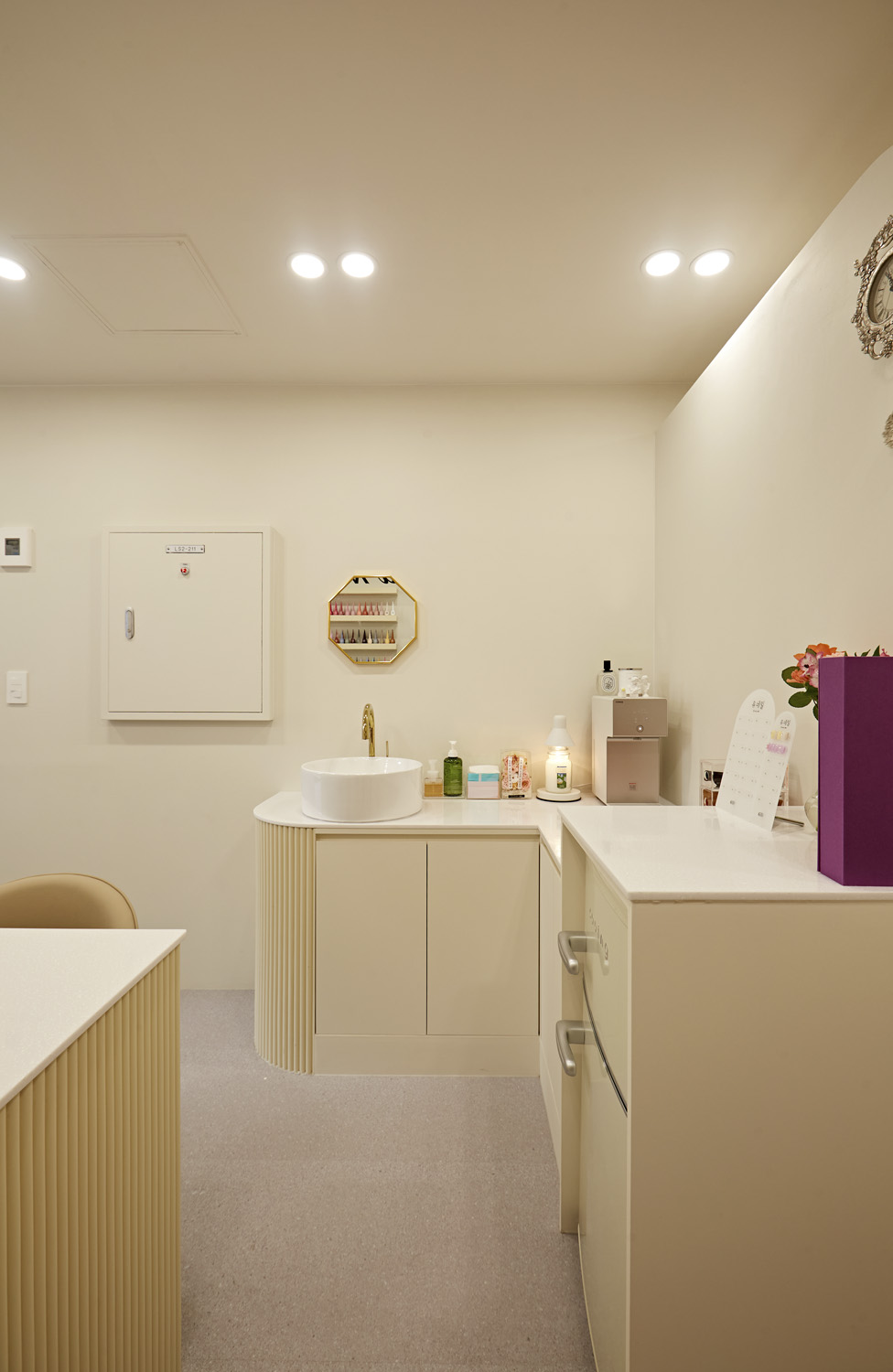 白色简约小型指甲沙龙设计-9