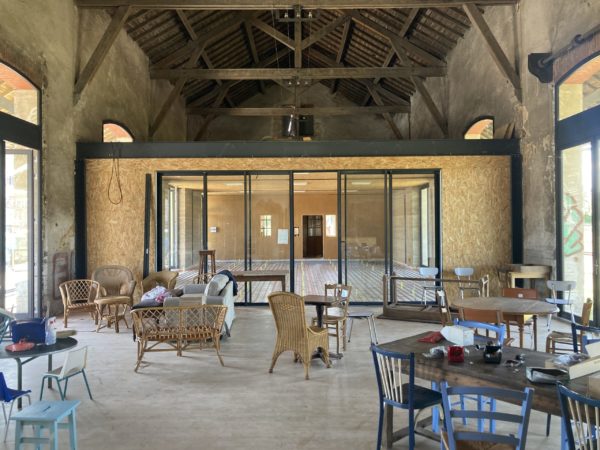 M·A·M·O·T·H机库（Hangare）

注：由于M·A·M·O·T·H可能是特定名称，没有能进一步明确具体含义的信息，只能按原样呈现Hangare常见意思是机库，法语中单词第一个字母大写一般表示地名、机构名等特定名称，所以放在这里从常见语义推测应该还是机库的专业场所名之类的如果原文HanGare是录入错误，本意是Hangare，就正好对应一致；如果HanGare有其他特殊意思，该翻译可能不准确 丨法国丨ECOPelI-9