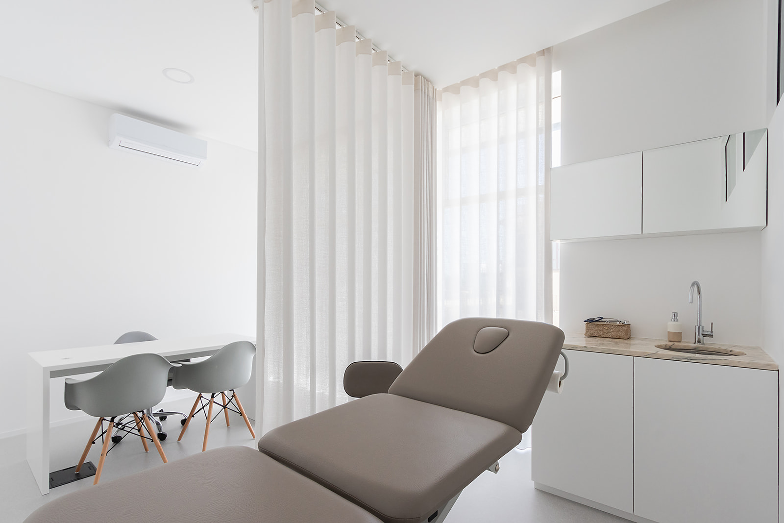 疗愈之境 · 巴西诊所的简约自然设计-22