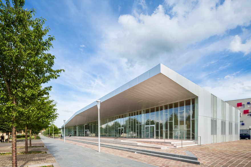 雕塑般的法国 Centre Le Lac 文化中心,打造多功能的社区聚集地-8