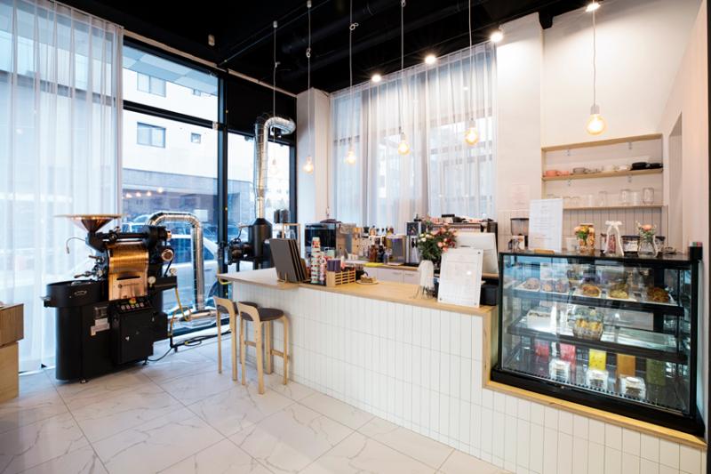 24 平小空间大变身，韩式咖啡厅的温馨魅力-8