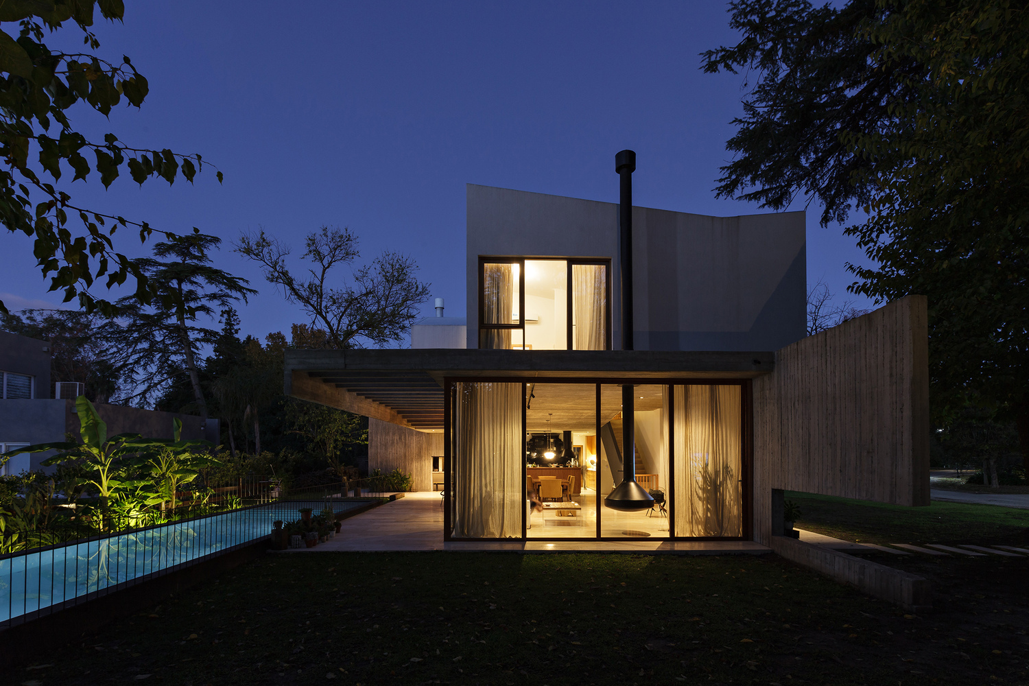 阿根廷封闭社区内的独特几何住宅-36