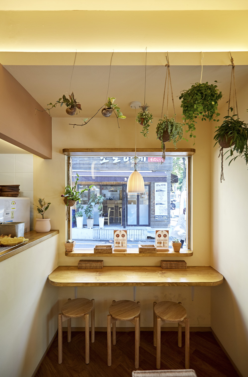 萌趣概念的白色&木质餐厅设计-8