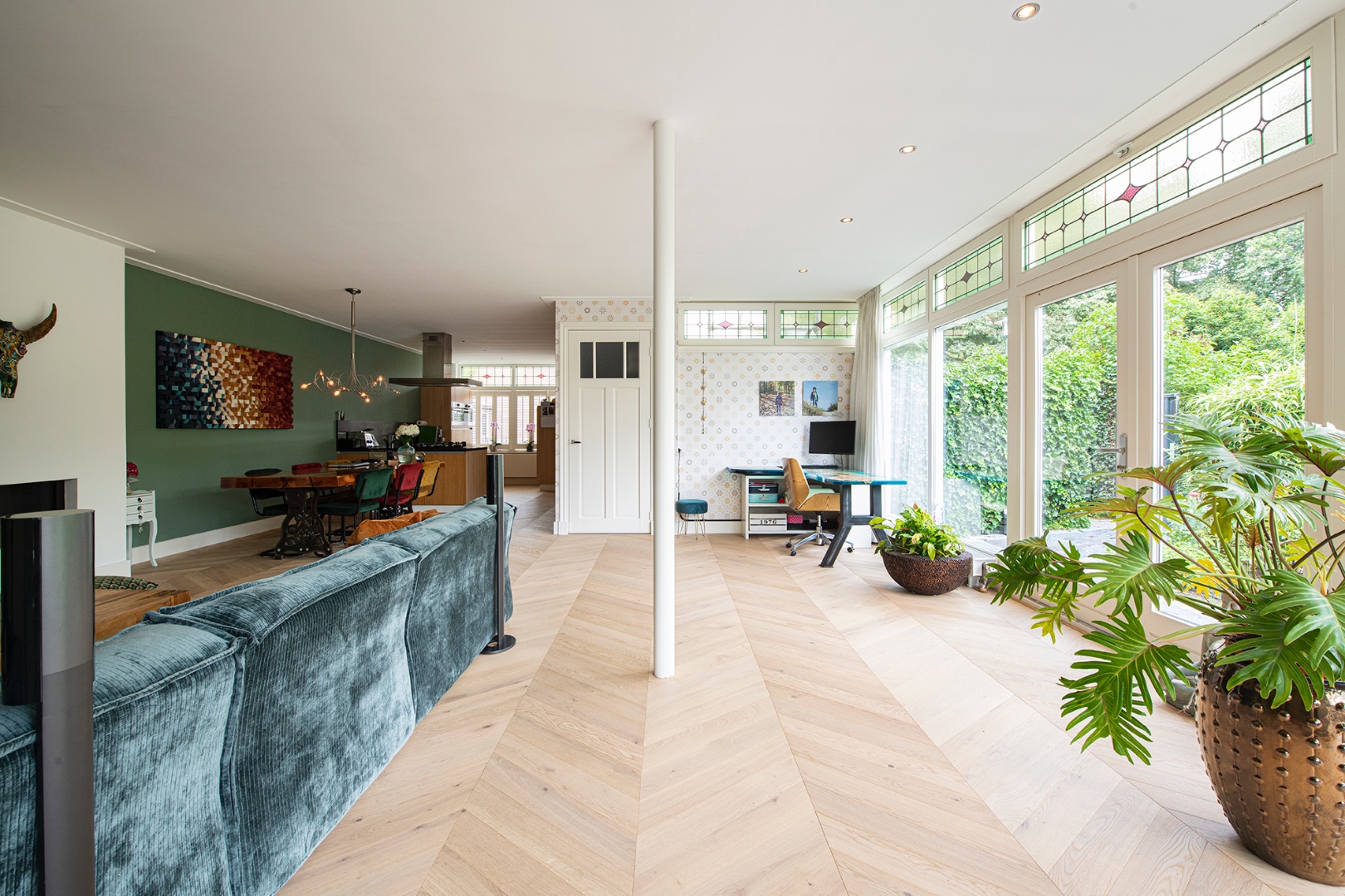 Lichte hongaarse punt in speels interieur-14