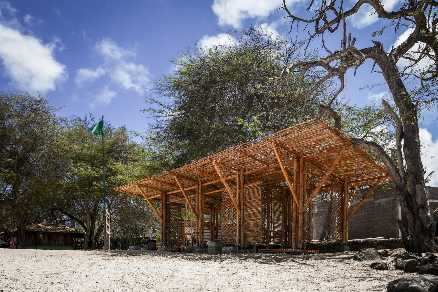 Ecuador 海滩竹制遮阳棚 设计巧妙融合本土特色-29