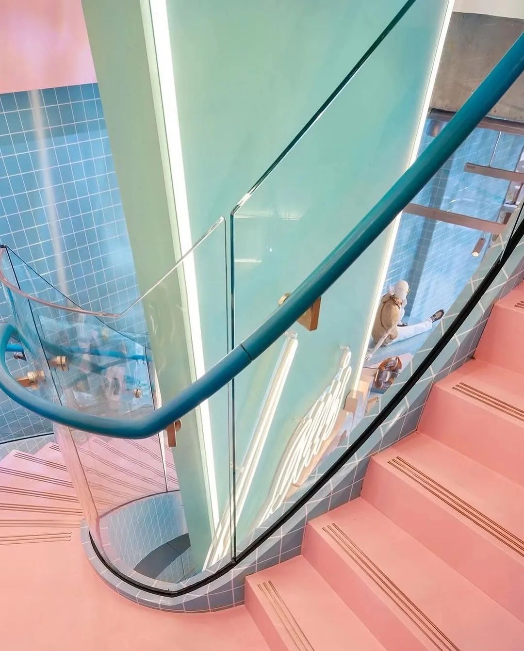 Louis Vuitton 2025年秋冬男装预演泳池派对丨美国迈阿密-9