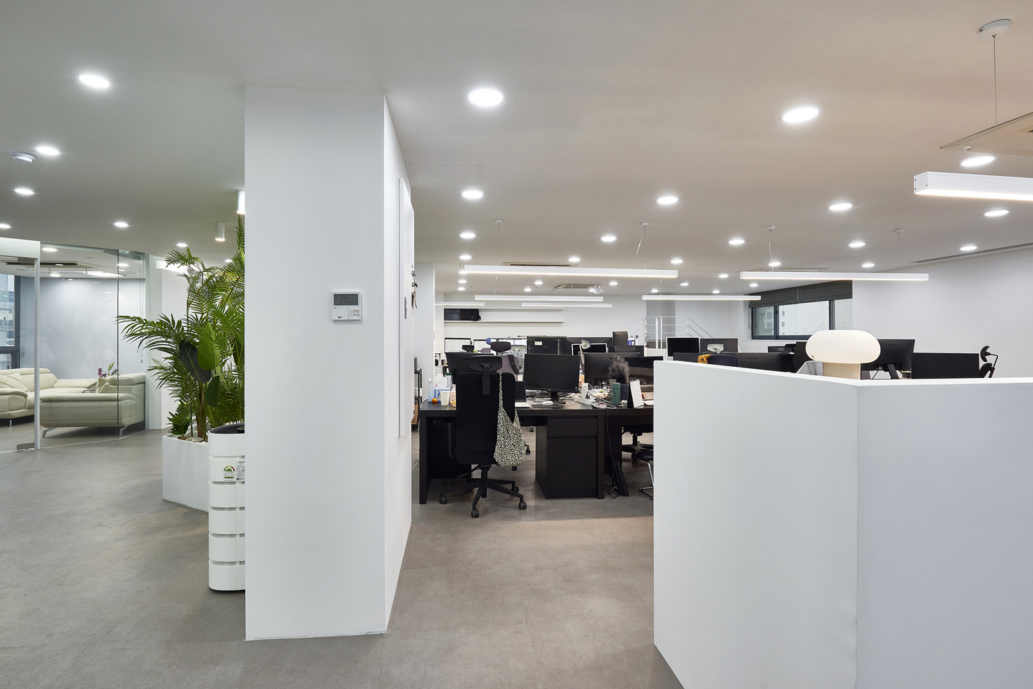 白色简约风办公室设计，70 平米平面空间焕发活力-12
