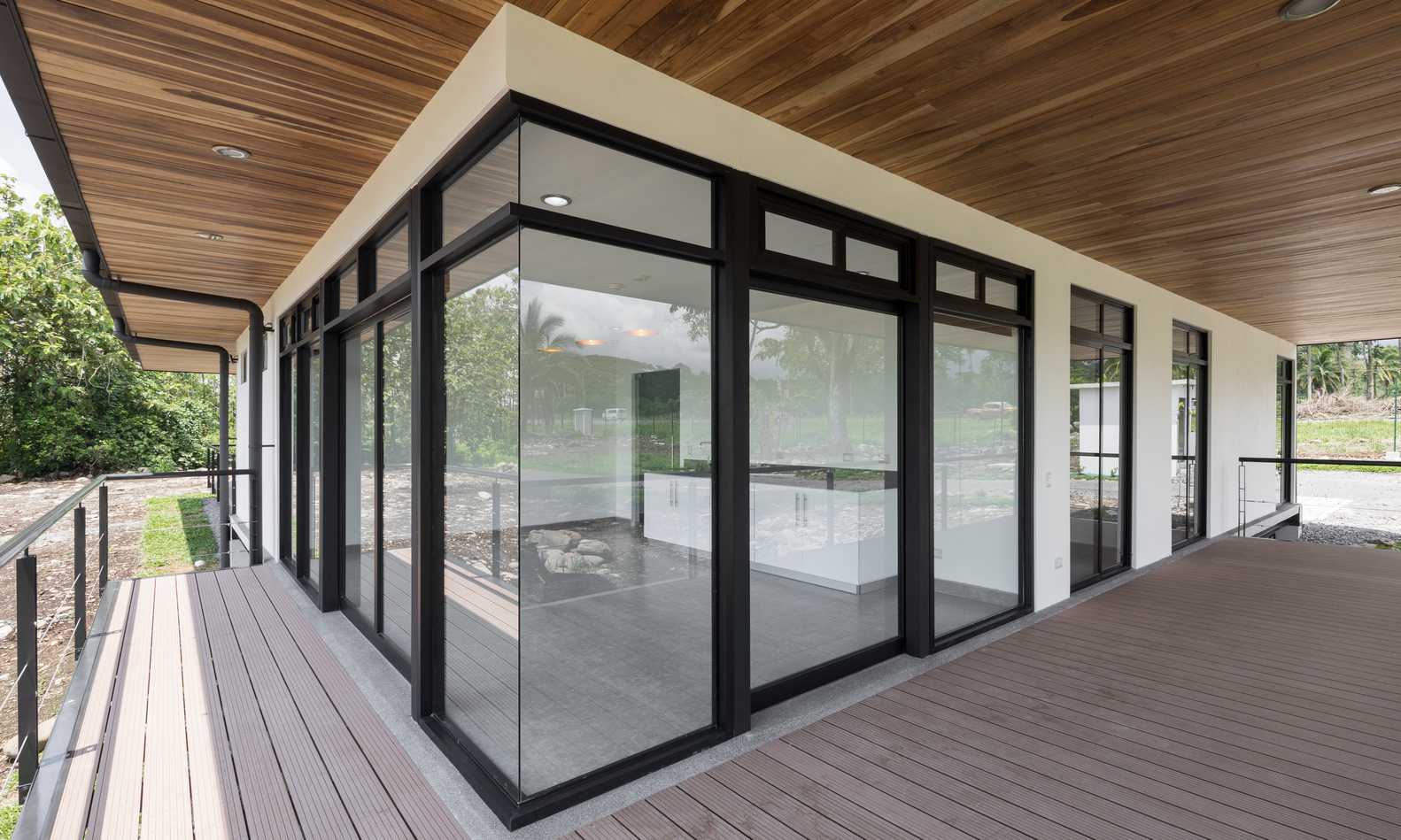 热带雨林中的悬浮平台 · UPL Operation Center-24