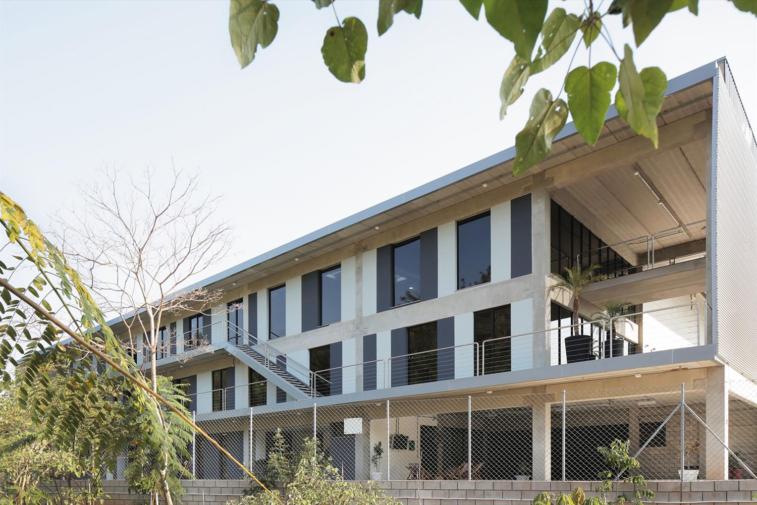 巴西 B&F Dias 工业建筑,尊重自然与现代工业风格的完美结合-4