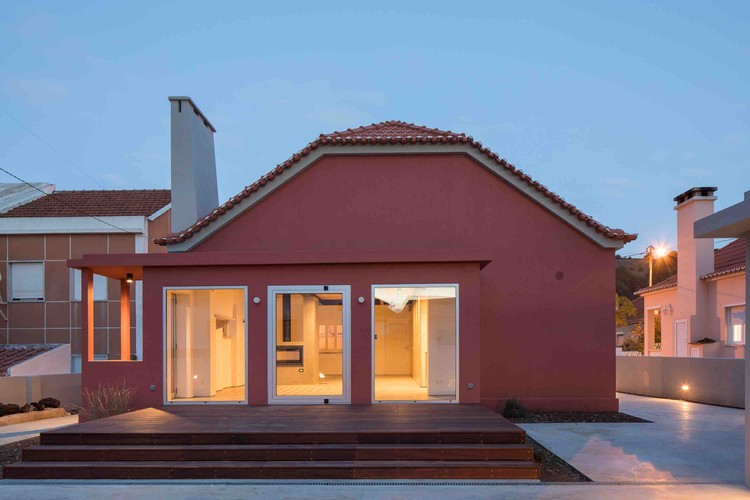 葡萄牙特拉法里亚度假屋 | 木质分隔打造舒适私密空间-9