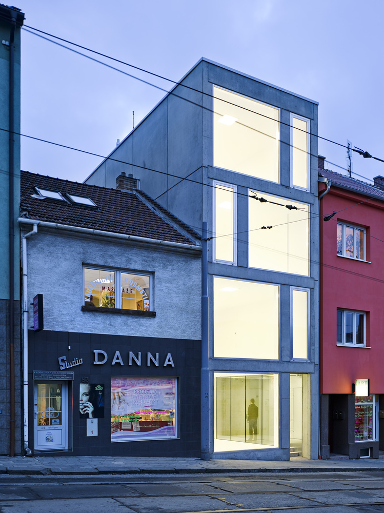 捷克布拉格四层狭长住宅-37