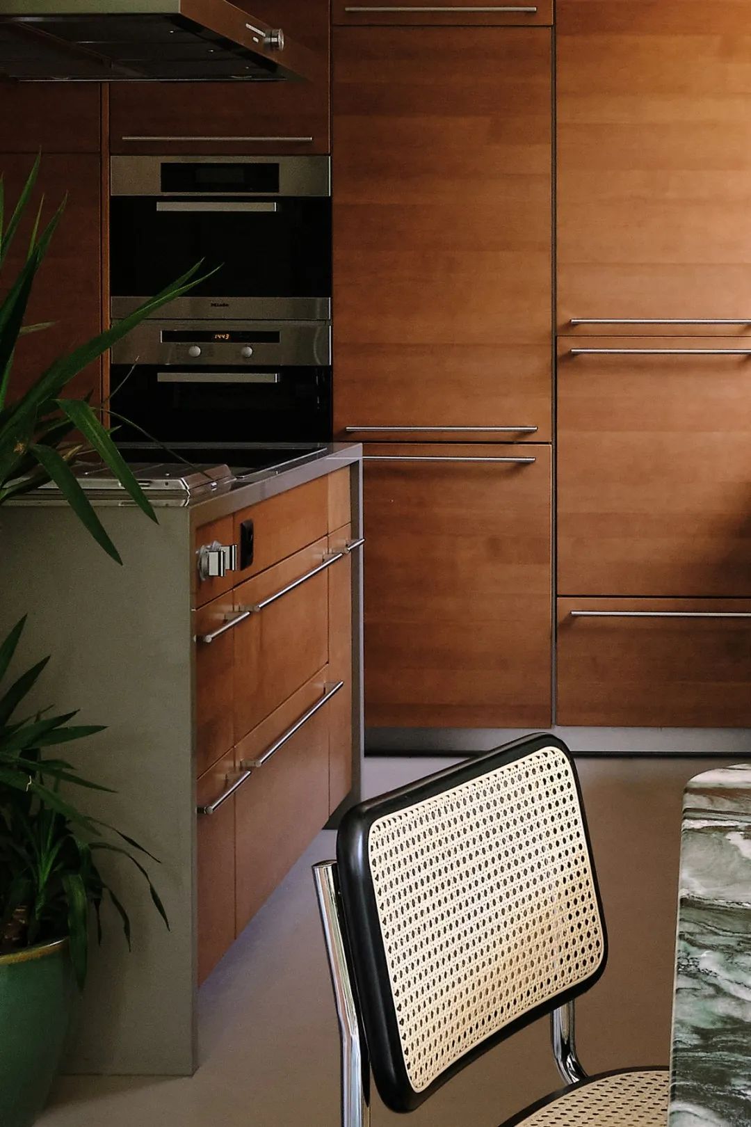 硬装越简单越高级！这套度假屋堪称中古风装修教科书-16