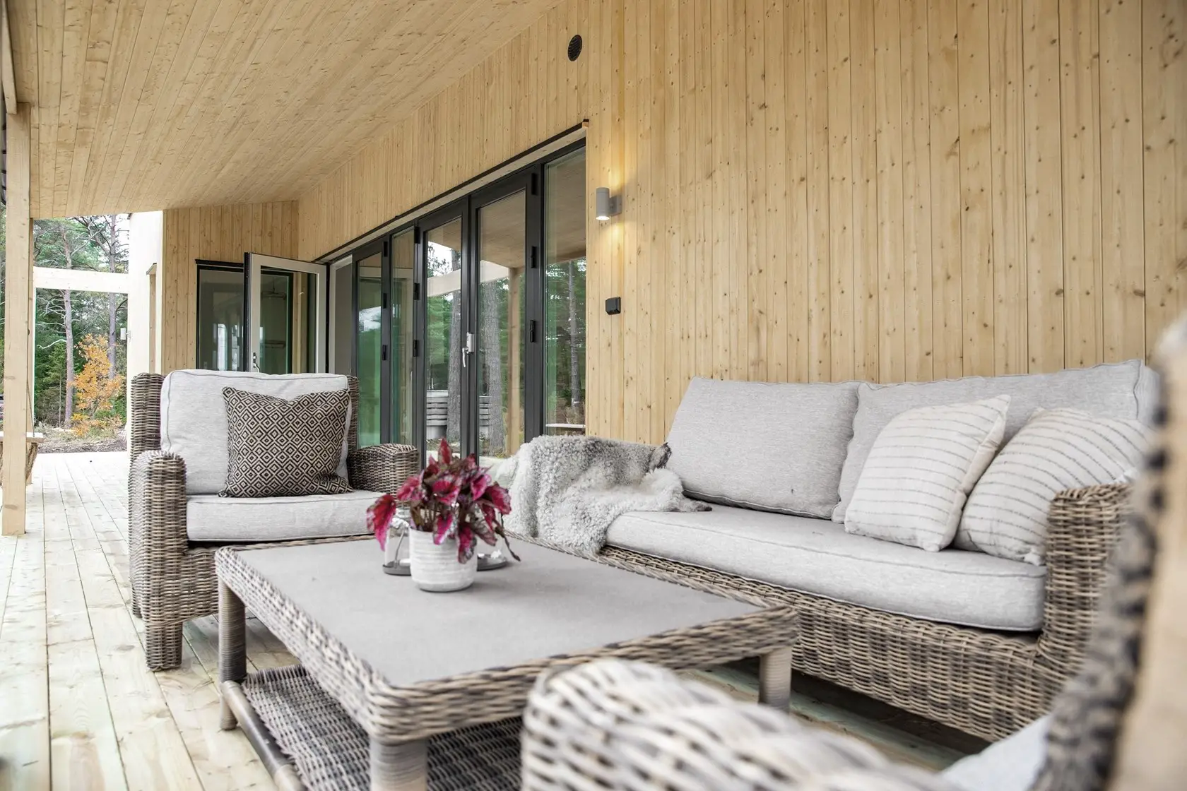 北欧简约风木质海滨别墅-18